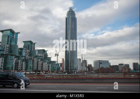 2. Februar 2018. Gebäude bei Nine Elms mit der Vauxhall Bridge im Vordergrund, London, UK entwickelt wird. Credit: Malcolm Park/Alamy. Stockfoto