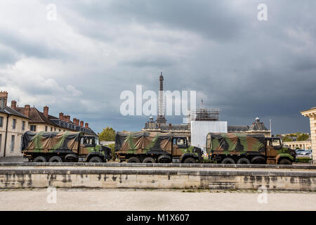 Militärfahrzeuge sind außerhalb der Ecole Militaire (IRSEM), Paris, als Bestandteil des Ausnahmezustands geparkt. Stockfoto