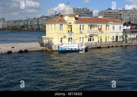 Izmir, Türkei - 21 April 2012: Gelbes Gebäude des Passes Ferry Terminal in die Bucht von Izmir. Reisepass Ferry Terminal, das ist eine der historischen p Stockfoto