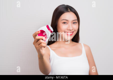 Junge asiatische Frau nutzt eine elektrische Bürste für tief reinigen Stockfoto