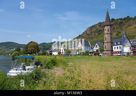 Motorboot am Flußufer, alte Fähre Turm, mosel Dorf Hatzenport, Mosel, Rheinland-Pfalz, Deutschland, Europa Stockfoto