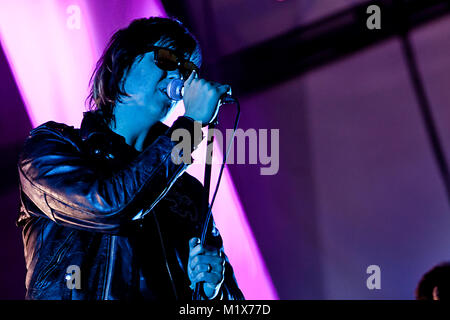 Die amerikanische Rockband The Anschläge führt ein Live Konzert in der norwegischen Musik Festival Hovefestivalen 2011. Hier Sänger und Musiker Julian Casablancas ist live auf der Bühne gesehen. Norwegen, 29.06.2011. Stockfoto