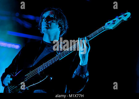 Die amerikanische Rockband The Anschläge führt ein Live Konzert in der norwegischen Musik Festival Hovefestivalen 2011. Hier Bassist Nikolai Fraiture wird gesehen, live auf der Bühne. Norwegen, 29.06.2011. Stockfoto