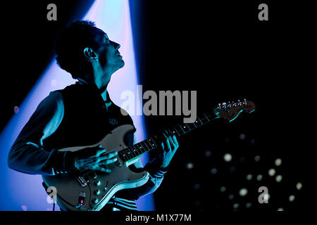 Die amerikanische Rockband The Anschläge führt ein Live Konzert in der norwegischen Musik Festival Hovefestivalen 2011. Hier Louis Albert Hammond, Jr. auf der Gitarre wird gesehen, live auf der Bühne. Norwegen, 29.06.2011. Stockfoto