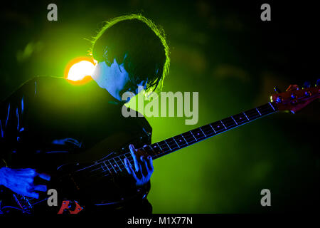 Die amerikanische Rockband The Anschläge führt ein Live Konzert in der norwegischen Musik Festival Hovefestivalen 2011. Hier Bassist Nikolai Fraiture wird gesehen, live auf der Bühne. Norwegen, 29.06.2011. Stockfoto