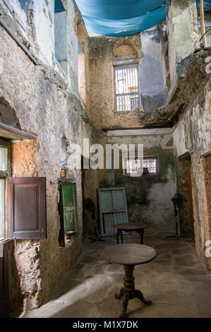 Straßenszene in Stone Town, Sansibar, Tansania, einem beliebten Reiseziel mit seinen interessanten arabischen und asiatischen Stein Architektur Stockfoto