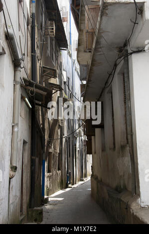 Straßenszene in Stone Town, Sansibar, Tansania, einem beliebten Reiseziel mit seinen interessanten arabischen und asiatischen Stein Architektur Stockfoto
