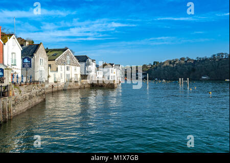 Fowey Dorf und die Mündung in Cornwall, an einem hellen und sonnigen Februar morgen Stockfoto