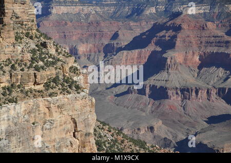 Coconino Sandsteinfelsen Frames der Grand Canyon von der Bright Angel Trail, Grand Canyon National Park, AZ, USA Stockfoto