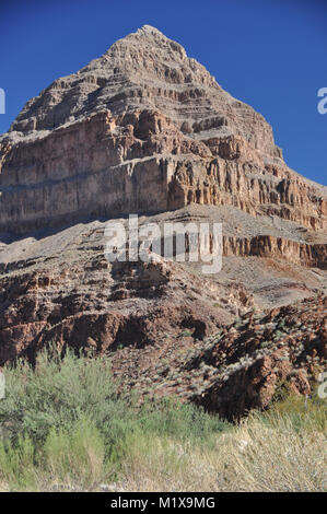 Diamond Peak als von Peach Springs Canyon, einem Nebenfluss des Grand Canyon, Lake Mead National Recreation Area, Arizona, USA Stockfoto