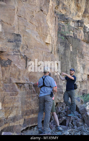 Geologen und Studenten Prüfung Belichtungen des Präkambriums und Cambrian Felsen in Peach Springs Canyon, Grand Canyon, AZ, USA ausgesetzt Stockfoto