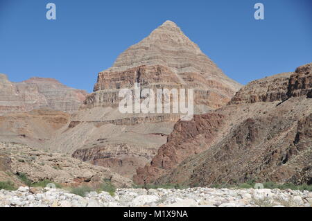 Diamond Peak als von Peach Springs Canyon, einem Nebenfluss des Grand Canyon, Lake Mead National Recreation Area, Arizona, USA Stockfoto