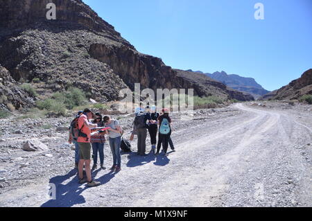 Geologen und Studenten Prüfung Belichtungen des Präkambriums und Cambrian Felsen in Peach Springs Canyon, Grand Canyon, AZ, USA ausgesetzt Stockfoto