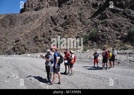 Geologen und Studenten Prüfung Belichtungen des Präkambriums und Cambrian Felsen in Peach Springs Canyon, Grand Canyon, AZ, USA ausgesetzt Stockfoto