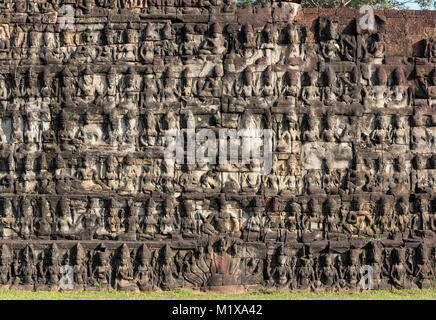Schnitzereien auf der Basis der Terrasse der Aussätzige König, Angkor Thom, Kambodscha Stockfoto