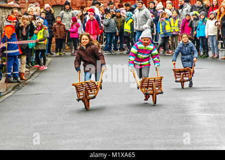 Bruchköbel, Deutschland - Januar 22, 2018: Ein original Spaß Wettbewerb - Traditionelle jährliche Veranstaltung - Schubkarrenrennen Stockfoto