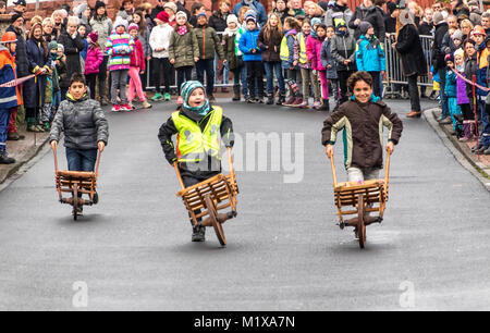 Bruchköbel, Deutschland - Januar 22, 2018: Ein original Spaß Wettbewerb - Traditionelle jährliche Veranstaltung - Schubkarrenrennen Stockfoto