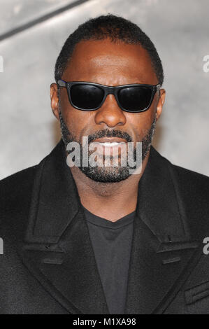 Idris Elba besucht die Weltpremiere von Thor - Die dunkle Welt im Odeon Leicester Square, London. 22. Oktober 2013 © Paul Treadway Stockfoto