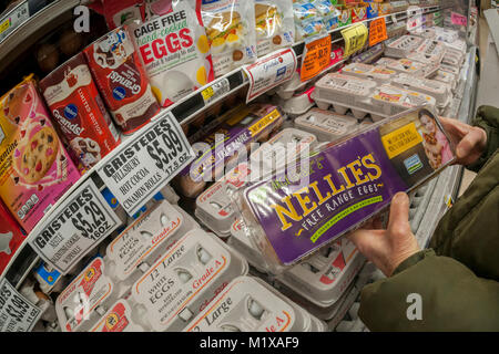 Ein shopper Wählt einen Karton mit Freilandhaltung, Cage - freie Eier in einem Supermarkt in New York am Donnerstag, 1. Februar 2018. (Â© Richard B. Levine) Stockfoto