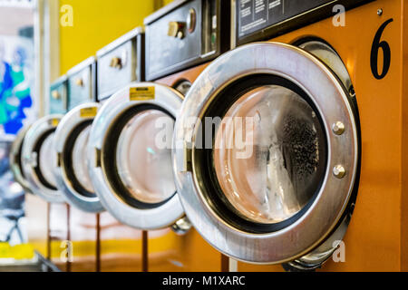 Reihe von Waschmaschinen in einem Waschsalon Stockfoto