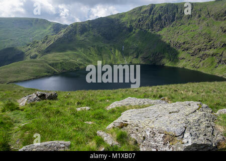 Blea Wasser Tarn von rauhen Felsen, Haweswater, Cumbria, England Stockfoto