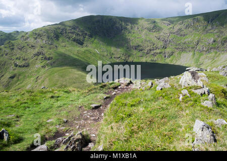 Blea Wasser Tarn von rauhen Felsen, Haweswater, Cumbria, England Stockfoto