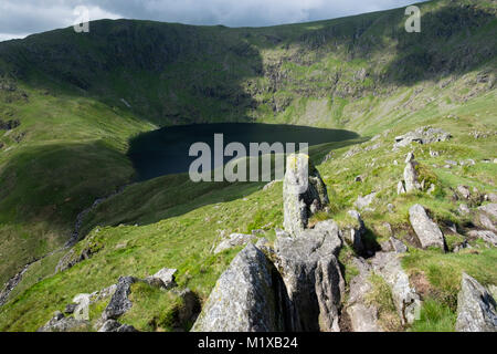 Blea Wasser Tarn von rauhen Felsen, Haweswater, Cumbria, England Stockfoto