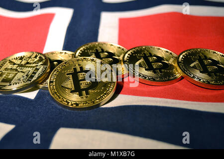 Bitcoin und norwegische Flagge. Norsk flagg Stockfoto