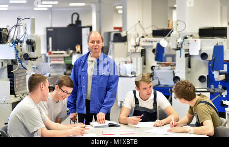 Gruppe von jungen Menschen in die technische Berufsausbildung mit Lehrer Stockfoto