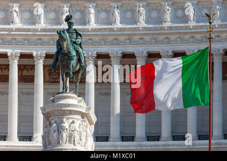 Die Altare della Patria - das Monumento Nazionale a Vittorio Emanuele II, Statue, Flagge und Denkmal, Rom, Latium, Italien Stockfoto