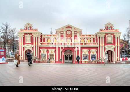 Moskau, Russland - Januar 13.2018: Novopushkinsky Square. Eislaufplatz und Eis theater Reise zu Weihnachten Stockfoto