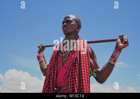 Junge Maasai Krieger (Moran) in traditioneller Kleidung. Amboseli. Kenia. Stockfoto