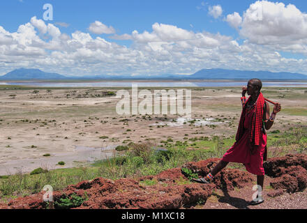 Junge Maasai Krieger (Moran) in traditioneller Kleidung. Amboseli. Kenia. Stockfoto