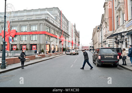 Moskau, Russland - Januar 13.2018: Weihnachtsdekoration großes modernes store TsUM. Red bow-Knoten auf der Vorderseite des Gebäudes auf Petrovka Street Stockfoto