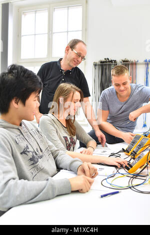 Technische Ausbildung in der Industrie: die jungen Auszubildenden und Ausbildern im Klassenzimmer Stockfoto
