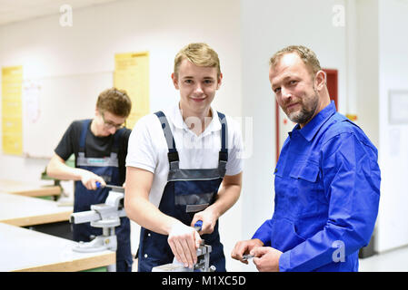 Gruppe von jungen Menschen in die technische Berufsausbildung mit Lehrer Stockfoto