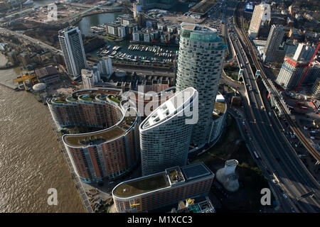 Luftaufnahme von Hochhaus Wohnblocks in der Nähe des Canary Wharf Financial District East London England Stockfoto