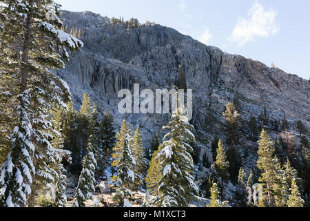 Wanderweg im Ansel Adams Wilderness in der Sierra Nevada im Herbst Stockfoto