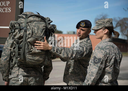 Master Sgt. Marcos Rodriguez, 149 Sicherheitskräfte Squadron, erklärt, wie man am besten mit einem Rucksack für einen ruck März bis Senior Airman Kenan Weiß und Tech. Sgt. Jennifer Braun, 149 Fighter Wing, Jan. 30, 2018. Weiß und Braun sind Schulungen für die Texas Armee und der Air National Guard besten Krieger Wettbewerb Februar 1 bis 4. März 2018 stattfinden soll, im Camp Swift in Texas. (Air National Guard Stockfoto