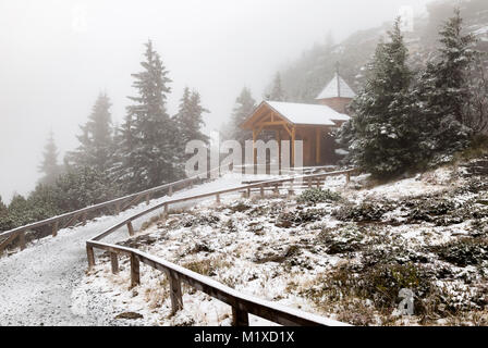 Kapelle im Nebel auf Grosser Arber, Bayern, Deutschland Stockfoto