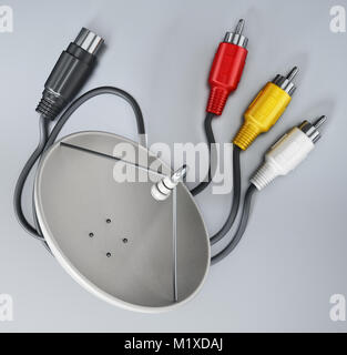 Satellitenschüssel und S-Video Kabel auf weißem Hintergrund. 3D-Darstellung. Stockfoto