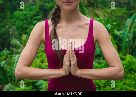 Frau Hände im Gebet Namaste Mudra. Symbolische Geste in Hinduismus, Buddhismus Stockfoto
