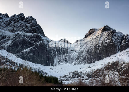 Schneebedeckte Berge auf dem Weg nach Nusfjord, flakstadøya Lofoten norwegen Stockfoto