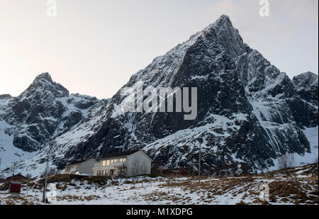 Schneebedeckte Landschaft, die von der E10 Flakstadøya auf den Lofoten in Norwegen Stockfoto