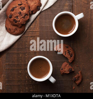 Zwei Tassen Kaffee auf alten Holztisch. Stockfoto