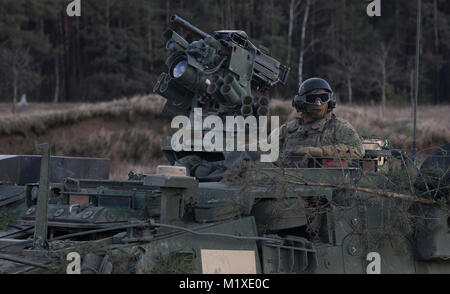 Spc. Jakob Dotson, eine Elkton, Md. native und Soldat zu Kronos Truppe, 3 Staffel, 2 Cavalry Regiment zugeordnet, sitzt in der Schütze sitz Manning die montiert. 50-Kaliber Maschinengewehr der Stryker seines Teams während einer montiert NATO live fire Übung von der Polnischen 1. Bataillon 15 mechanisierte Brigade in einem Bereich in der Nähe der Bemowo Piskie, Polen, Jan. 30, 2018 koordinierte teilnehmen. Die einzigartige, multinationalen Battle Group, bestehend aus USA, Großbritannien, Kroatischen und Rumänische Soldaten dienen, die mit der polnischen 15 mechanisierte Brigade als Abschreckung Kraft im Nordosten Polens zur Unterstützung des NATO- Stockfoto