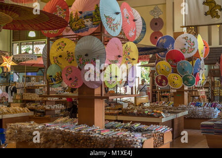 Regenschirm in Bo Sang Handicraft Center auf San Kamphaeng Road, Chiang Mai, Thailand. Stockfoto