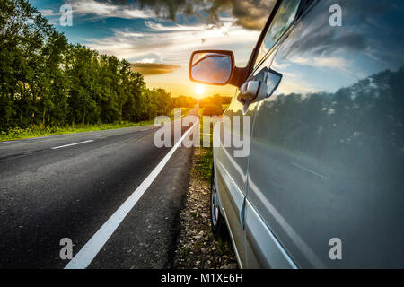 Der Wagen hielt am Straßenrand Landstraße. Stockfoto