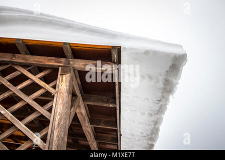 Eine dicke Schicht von Schnee auf dem Dach einer Holzterrasse. Stockfoto