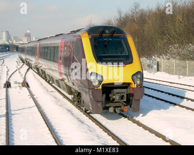 Klasse 200 Personenzug in der Nähe von Birmingham im Winter schnee Stockfoto